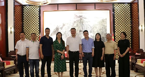 浙報(bào)集團(tuán)副社長(zhǎng)程為民等參觀安特·倪東方藝術(shù)博物館