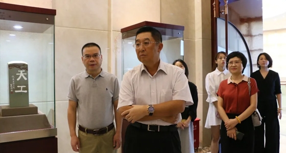 原中國僑聯副主席喬衛蒞臨安特·倪東方藝術博物館